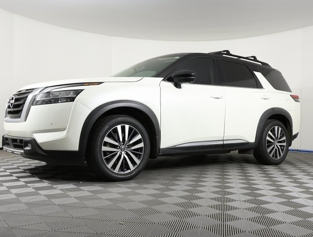 2022 Nissan Pathfinder Platinum's photo