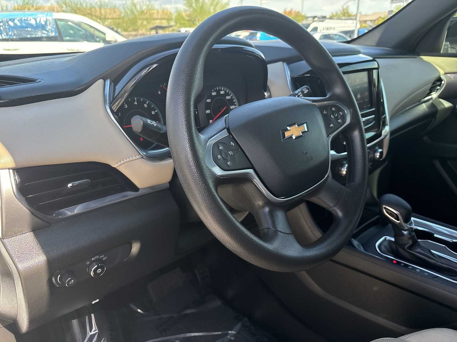 2022 Chevrolet Traverse LS photo 2