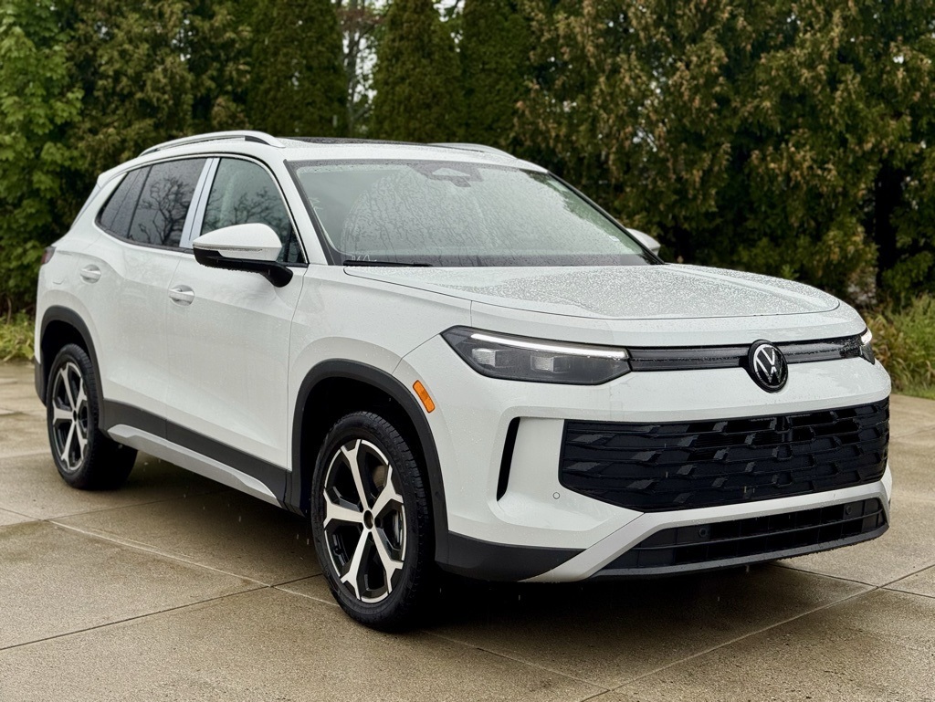 2025 Volkswagen Tiguan SE's photo