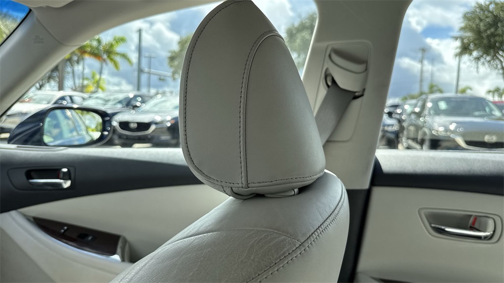 2011 Lexus ES 350 photo 14