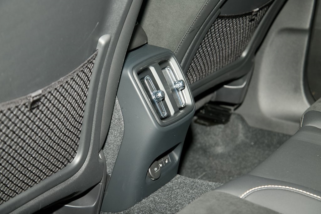 2023 VOLVO XC40 - Image 16