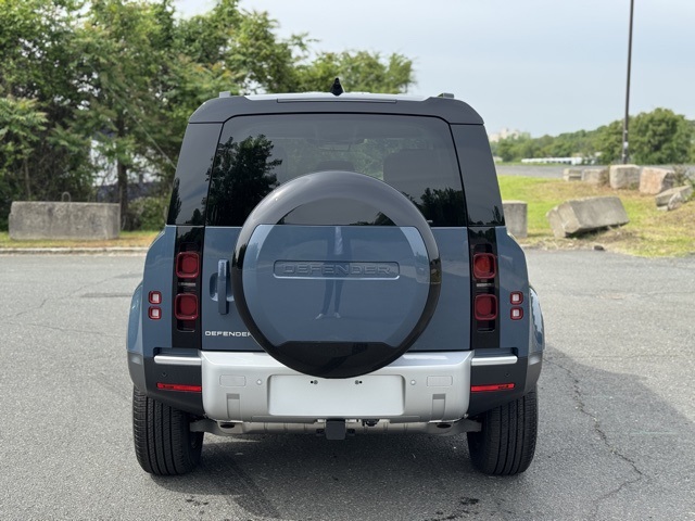 2025 Land Rover Defender 110 S photo 4