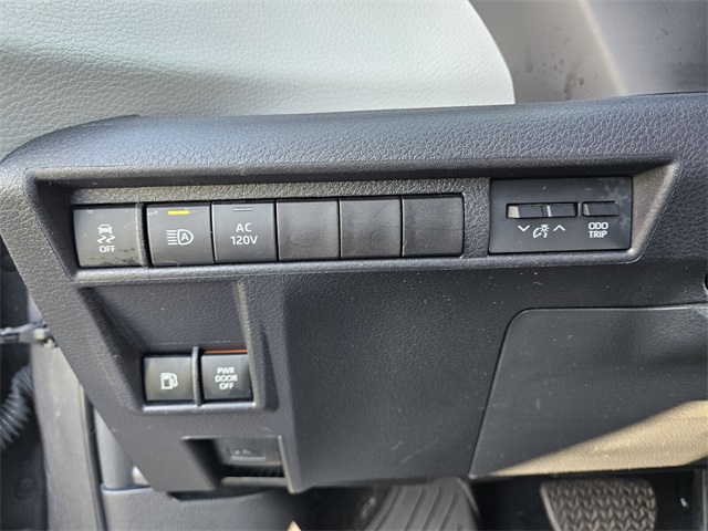 2025 Toyota Sienna XLE photo 30