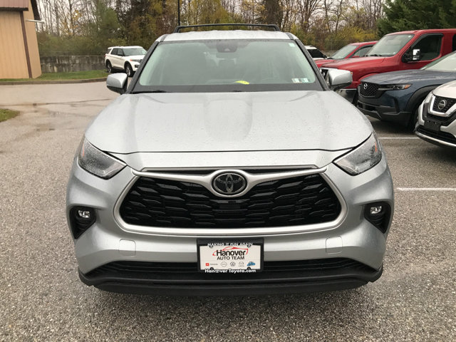 2022 Toyota Highlander LE photo 3