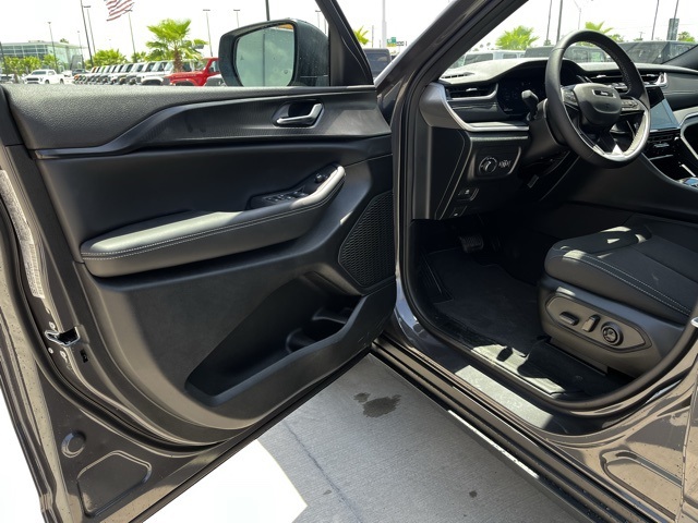 2025 Jeep Grand Cherokee Laredo X photo 13