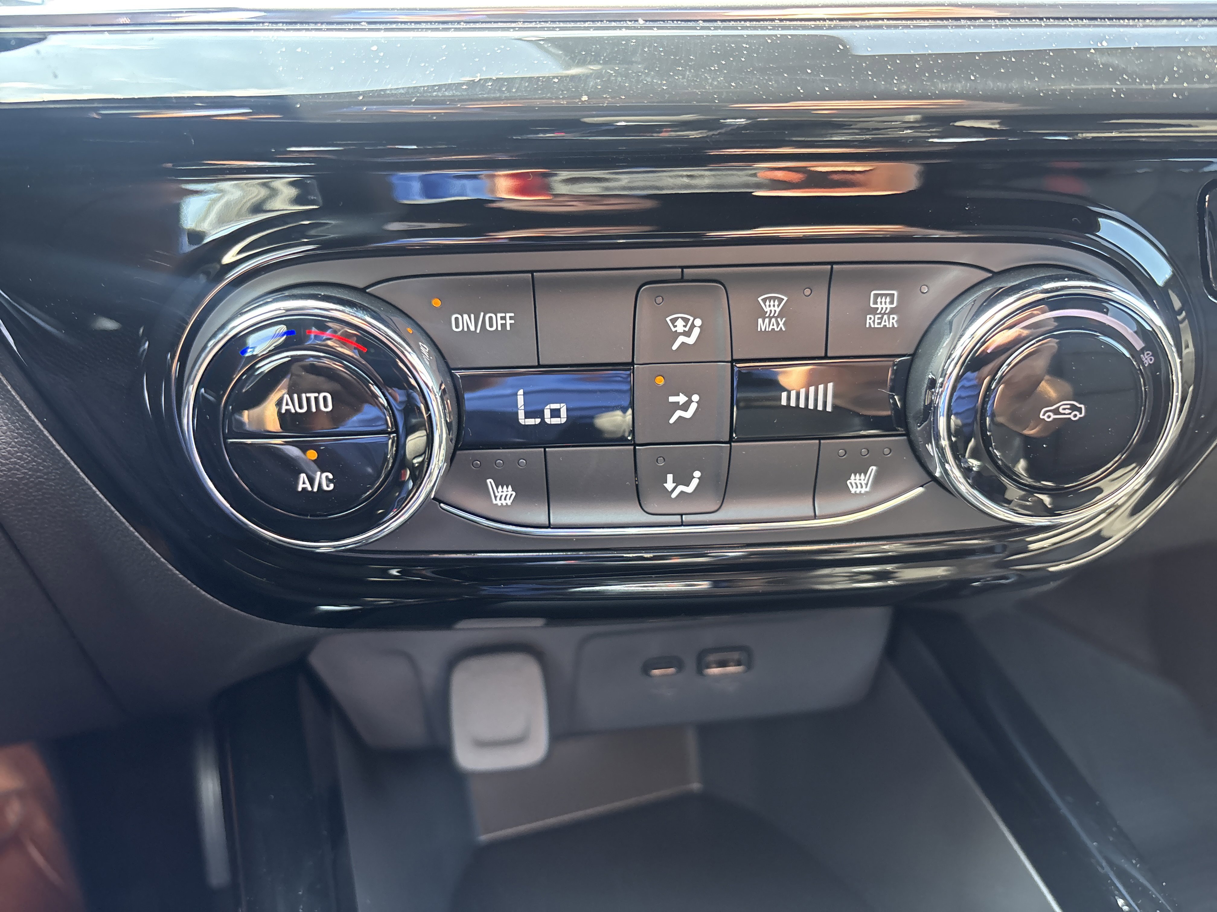 2025 Chevrolet Trax photo 3