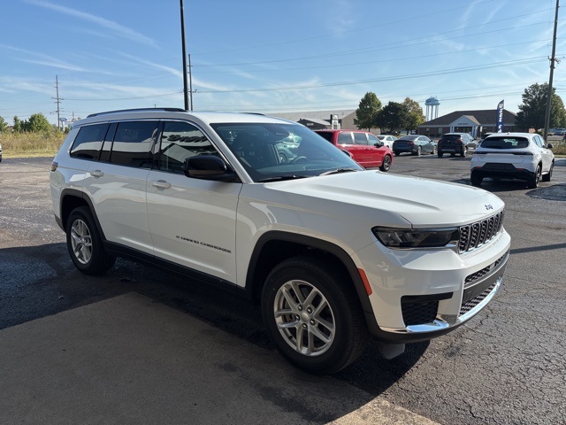 2023 Jeep Grand Cherokee Laredo photo 2