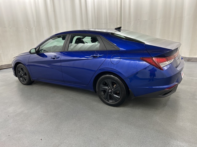 2023 Hyundai Elantra SEL photo 3