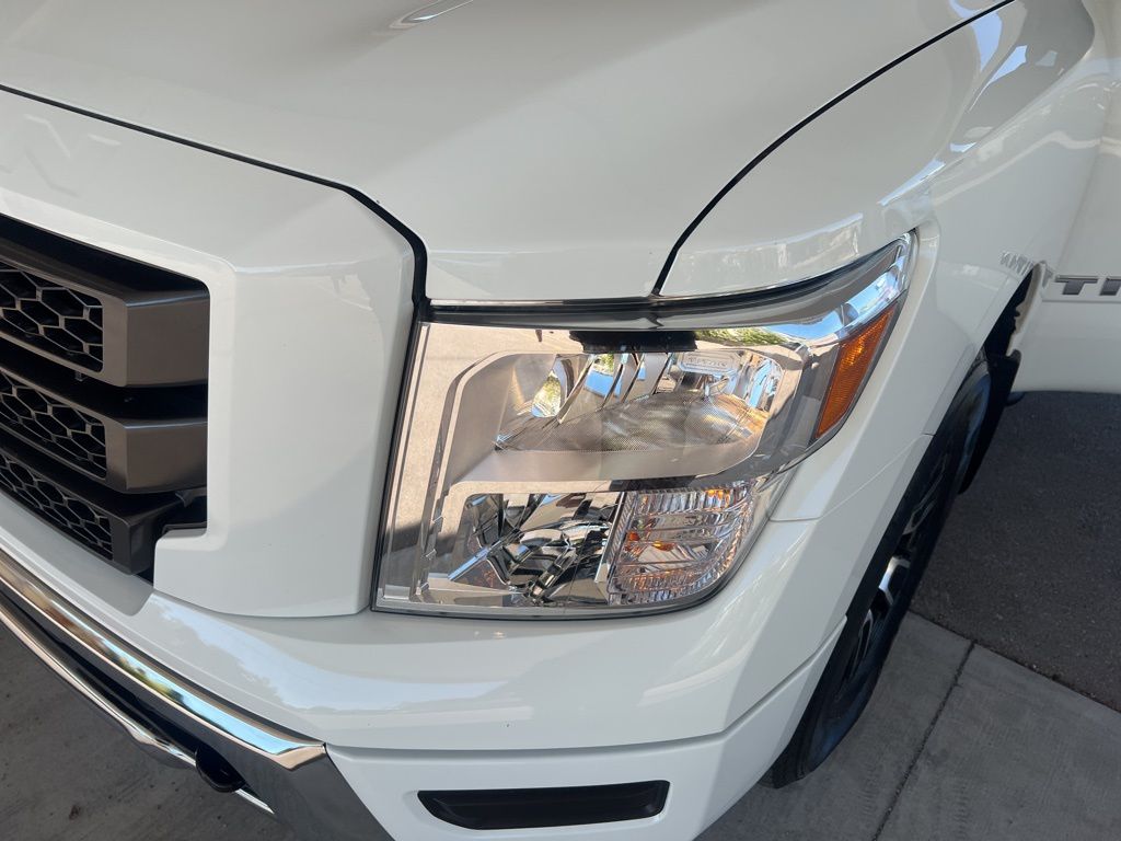 2024 Nissan Titan Crew Cab photo 21