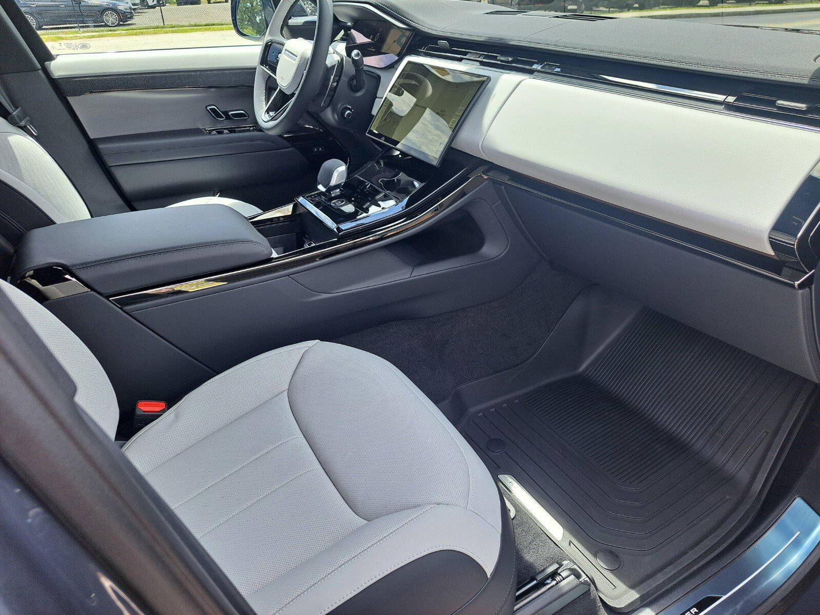 2025 Land Rover Range Rover Sport SE photo 3