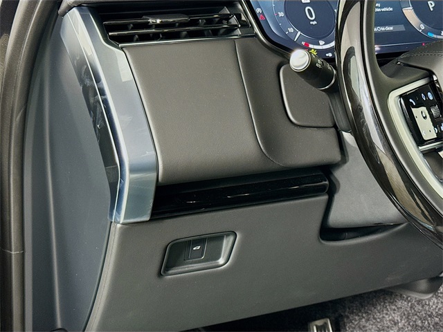 2025 Land Rover Range Rover SE photo 10