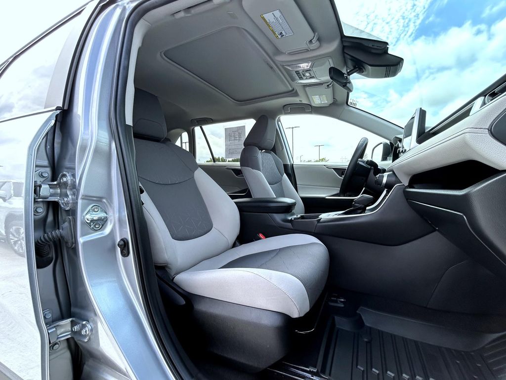 2023 Toyota RAV4 XLE photo 16