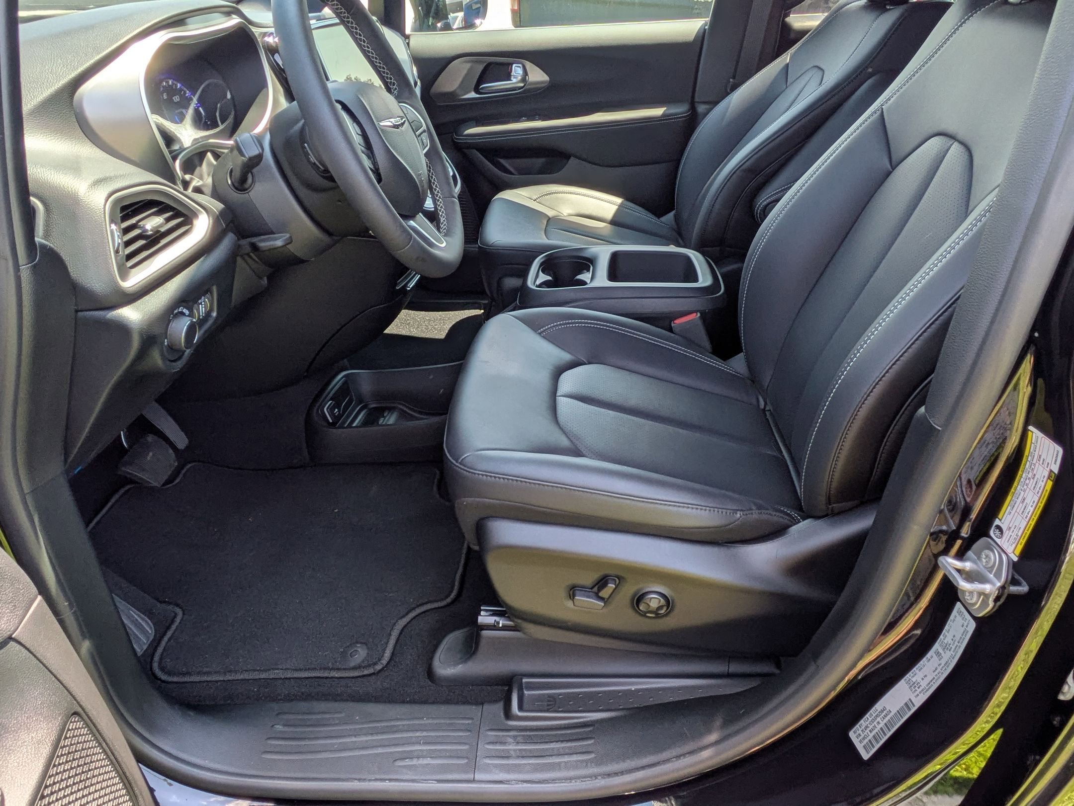 2025 Chrysler Voyager LX photo 11