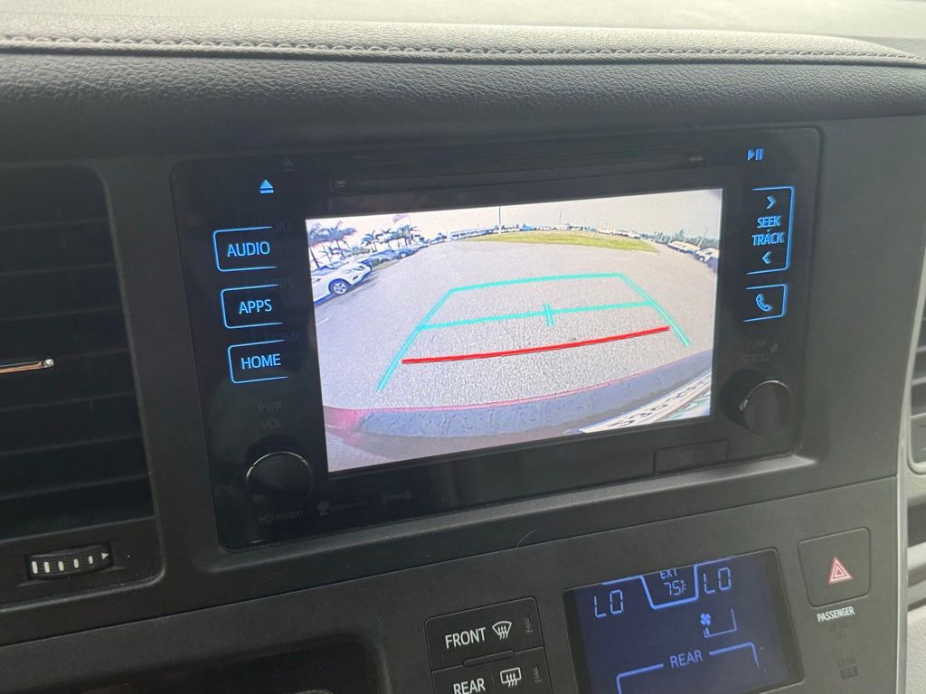 2017 Toyota Sienna L photo 12