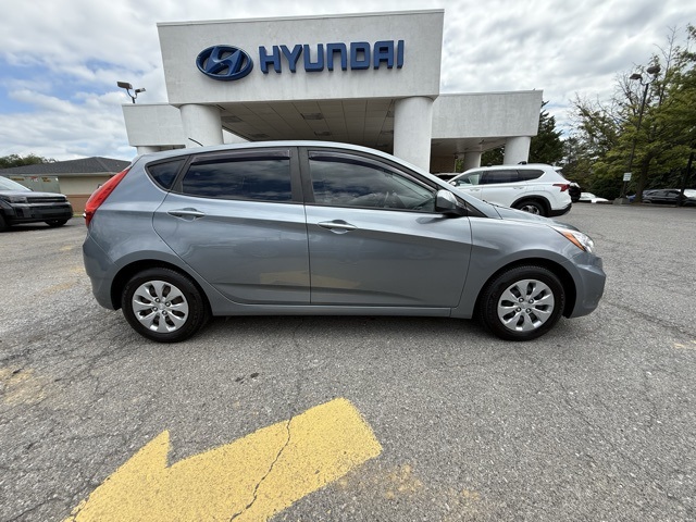 2017 Hyundai Accent SE photo 2