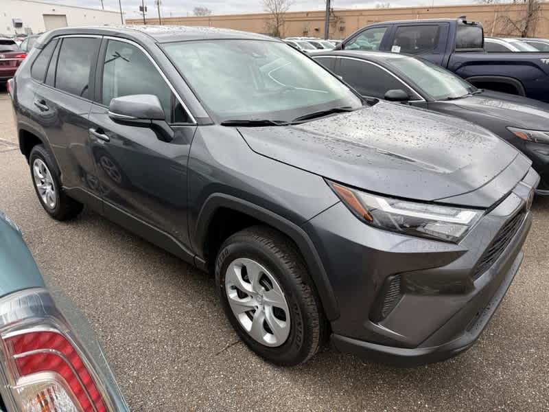 2025 Toyota RAV4 LE's photo