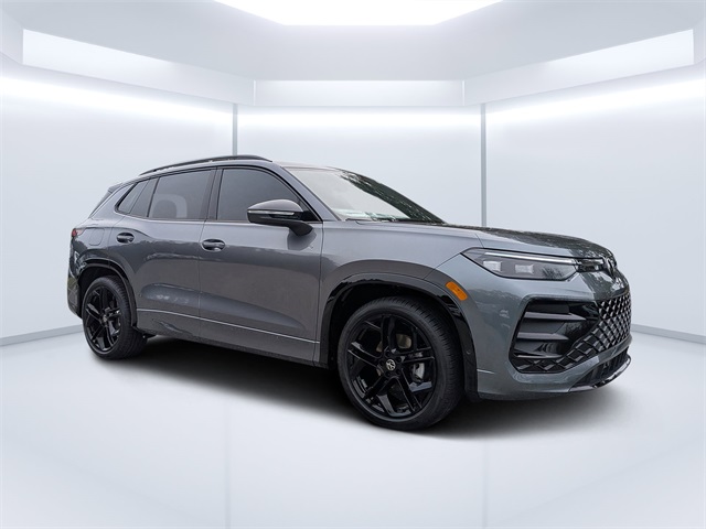 2026 Volkswagen Tiguan SE R-LINE BLACK's photo