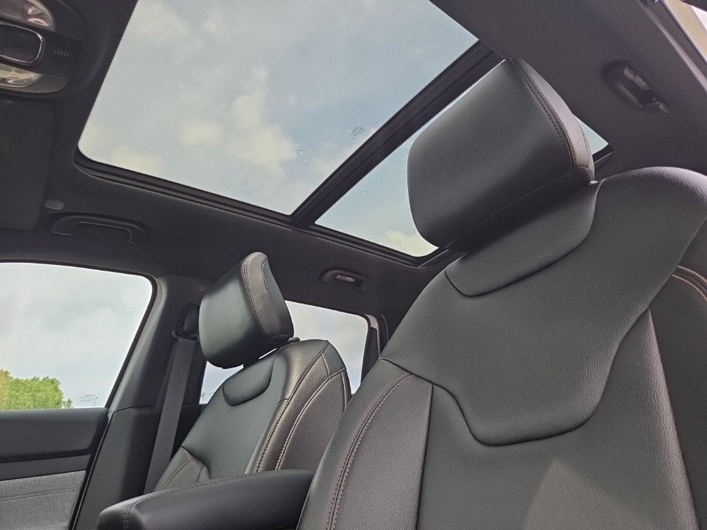 2024 Jeep Compass Latitude Lux photo 12