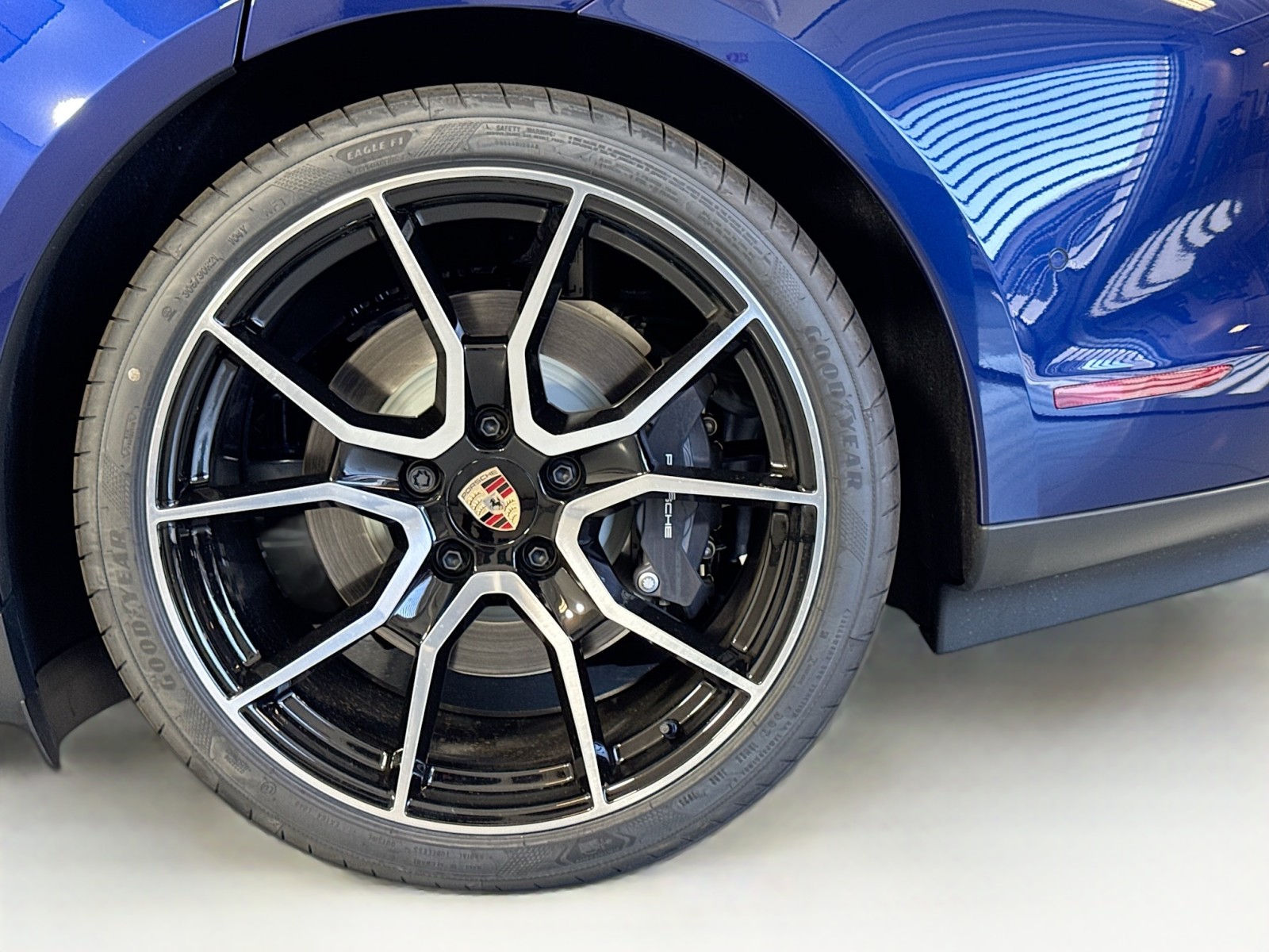 2025 Porsche Taycan 4 photo 22