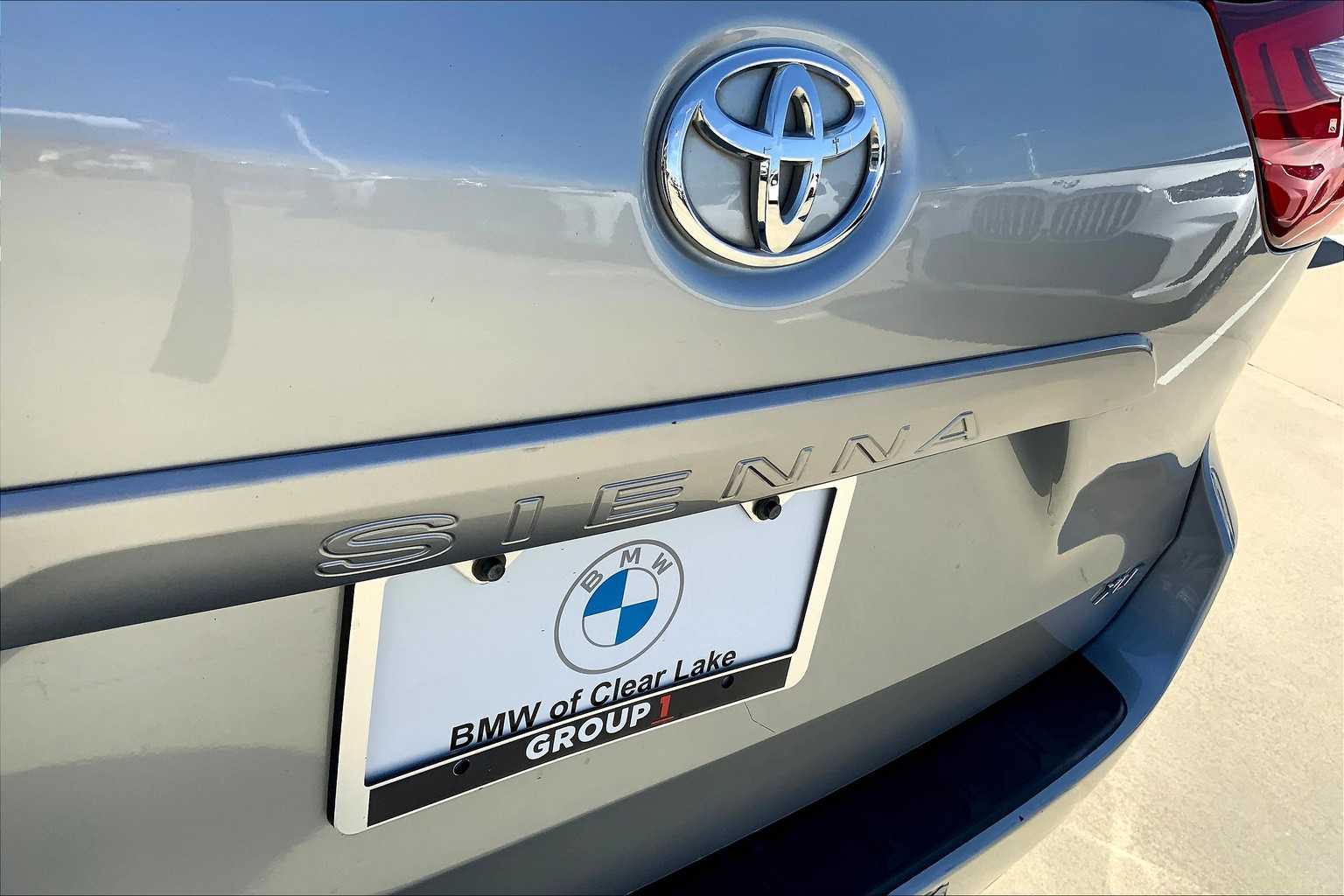 2017 Toyota Sienna XLE photo 29