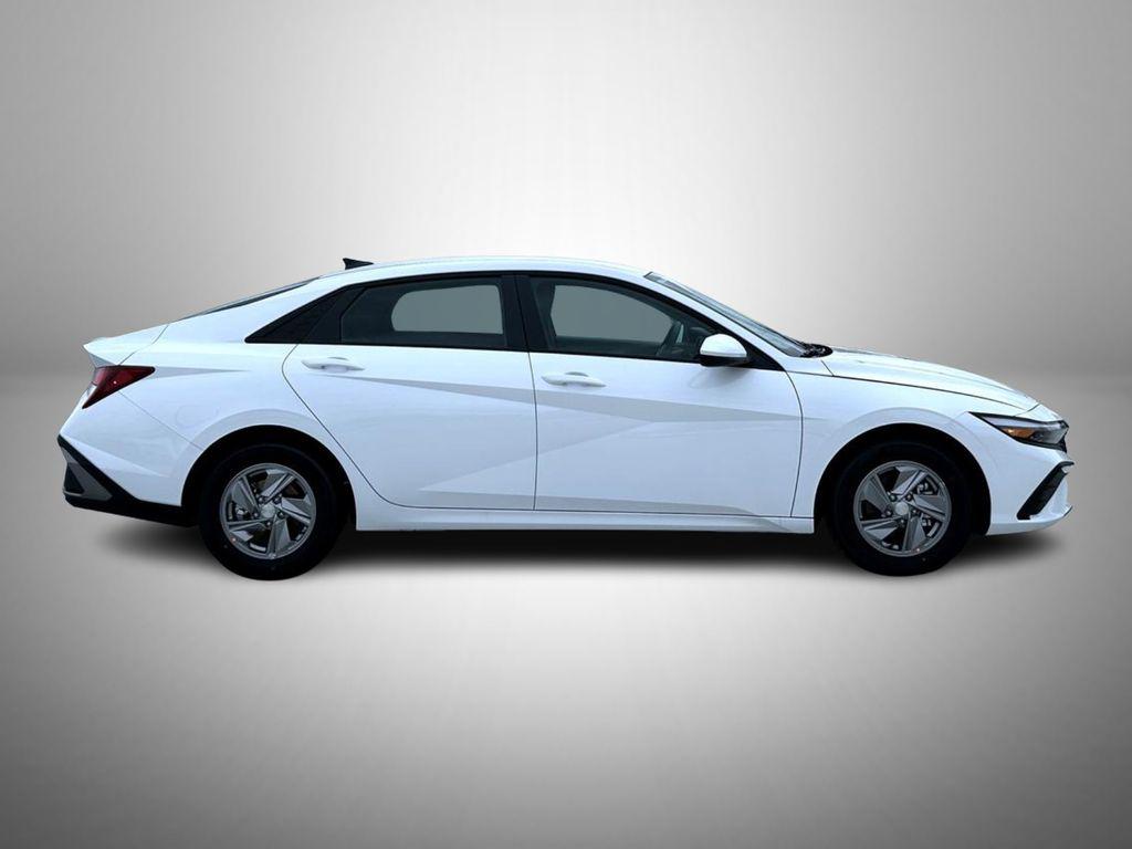 2025 Hyundai Elantra SE photo 4