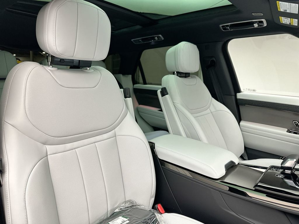 2025 Land Rover Range Rover Sport SE photo 5