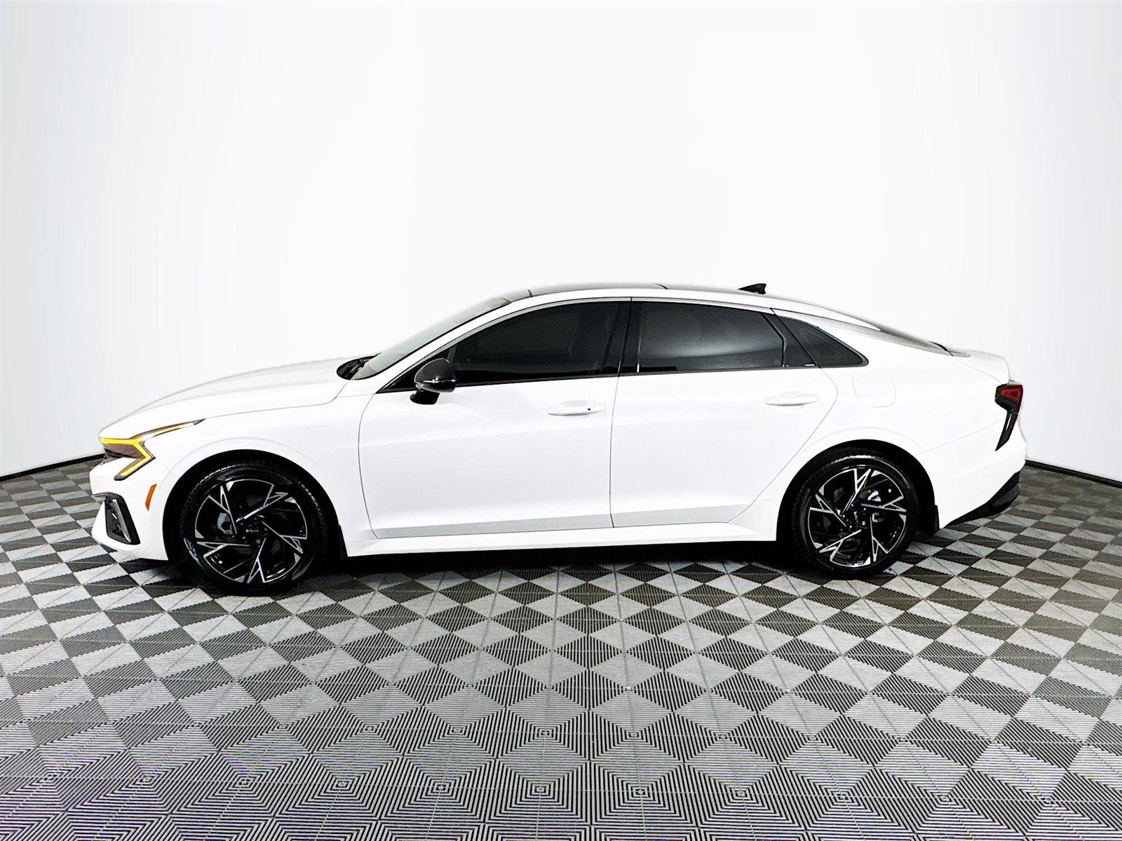2025 Kia K5 GT-Line photo 3