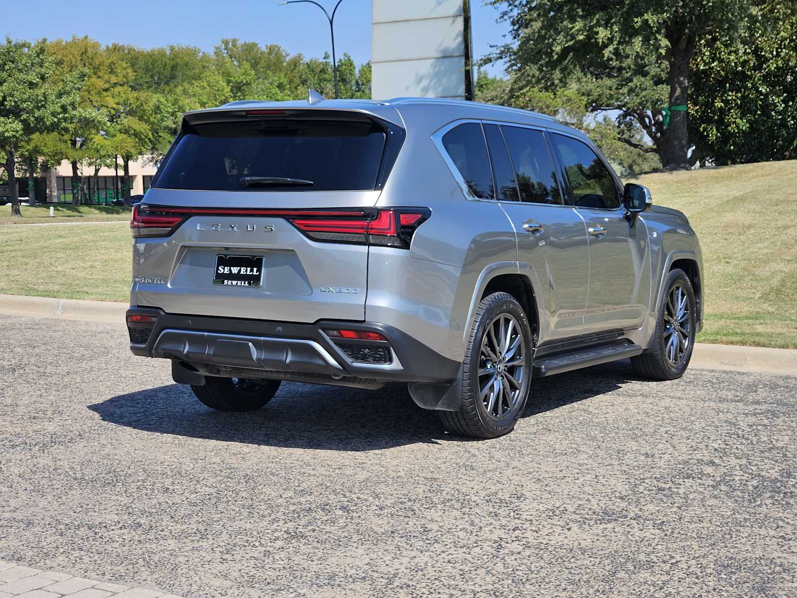 2023 Lexus LX 600 F SPORT photo 4