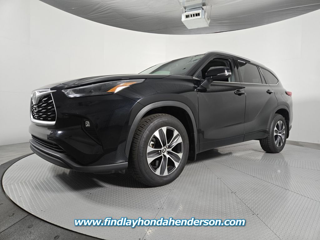 2022 Toyota Highlander XLE photo 3