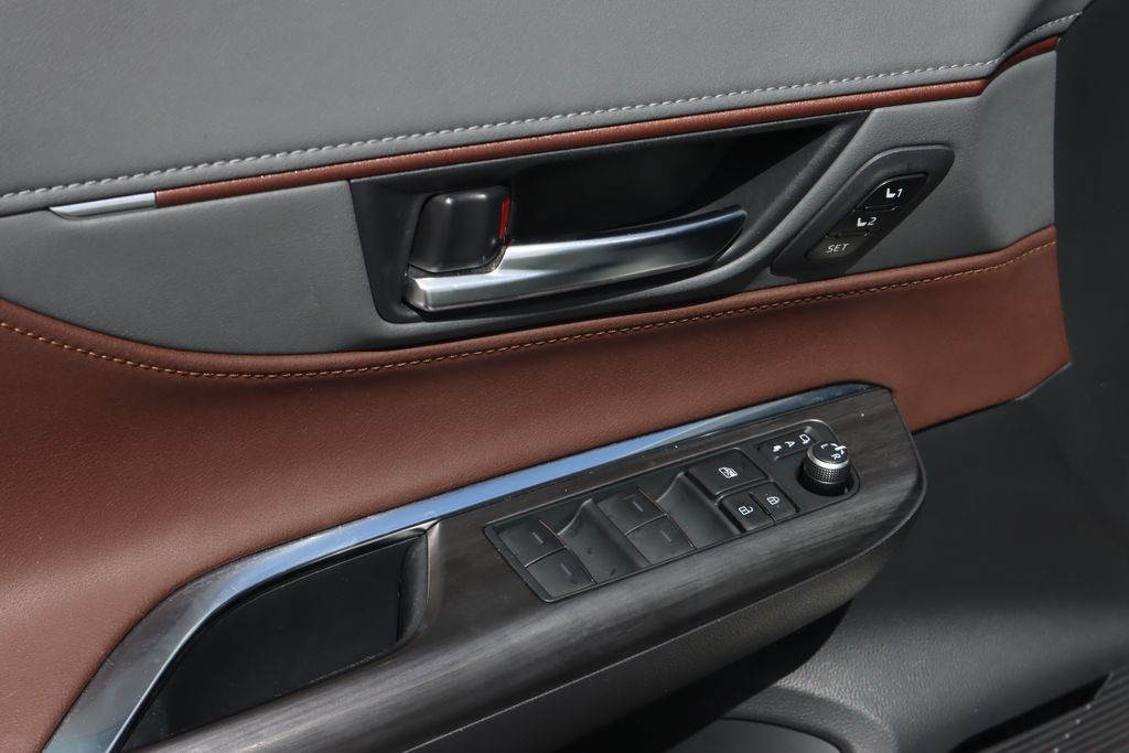 2021 Toyota Venza Limited photo 15
