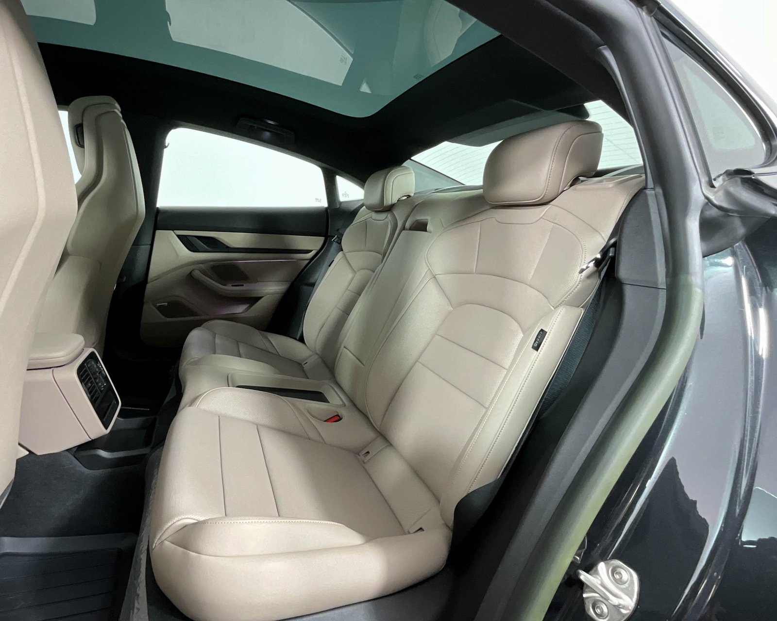 2024 Porsche Taycan photo 23