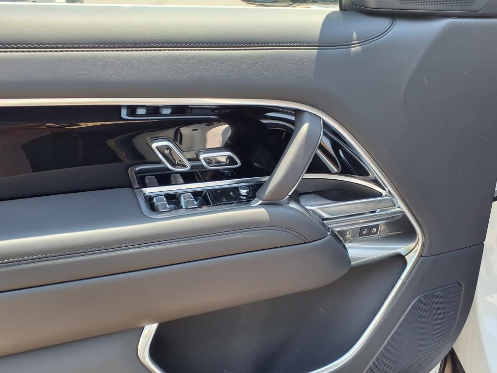 2025 Land Rover Range Rover SE photo 10