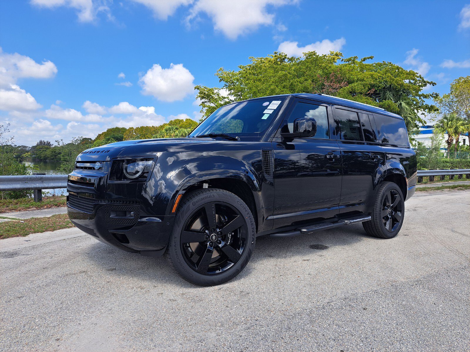 2025 Land Rover Defender V8