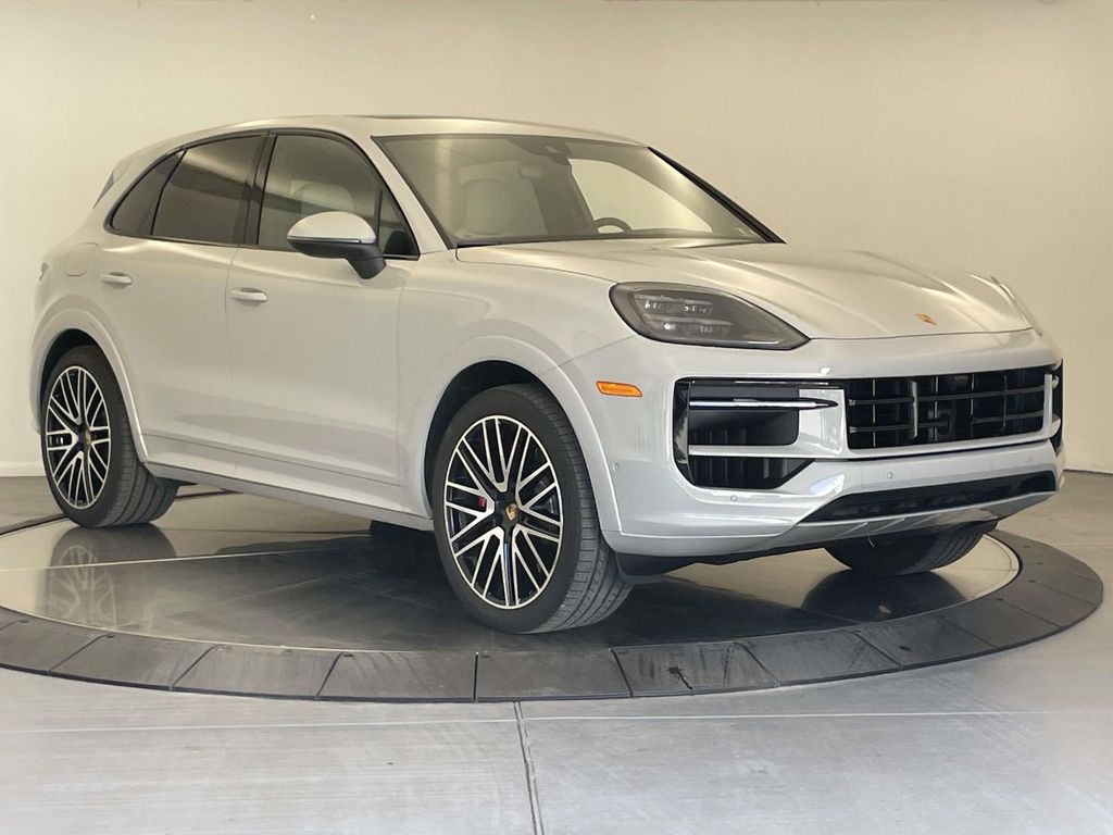 2024 Porsche Cayenne S photo 9