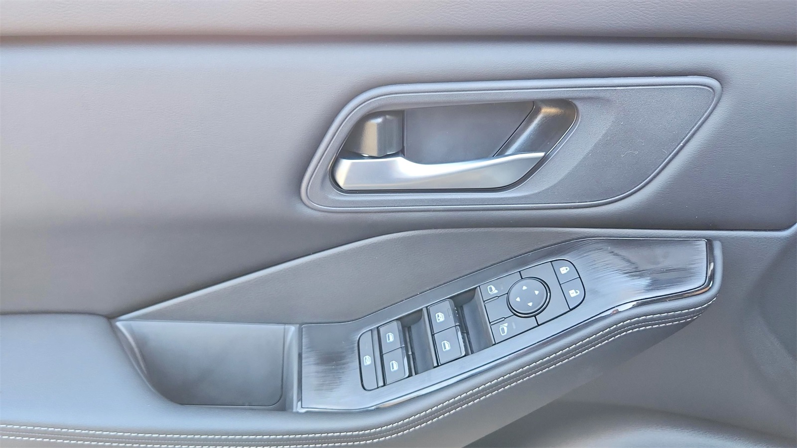 2025 Nissan Rogue SV photo 15