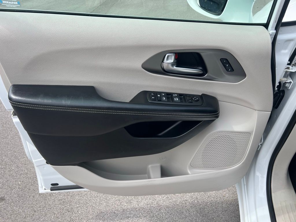 2022 Chrysler Pacifica Touring L photo 12