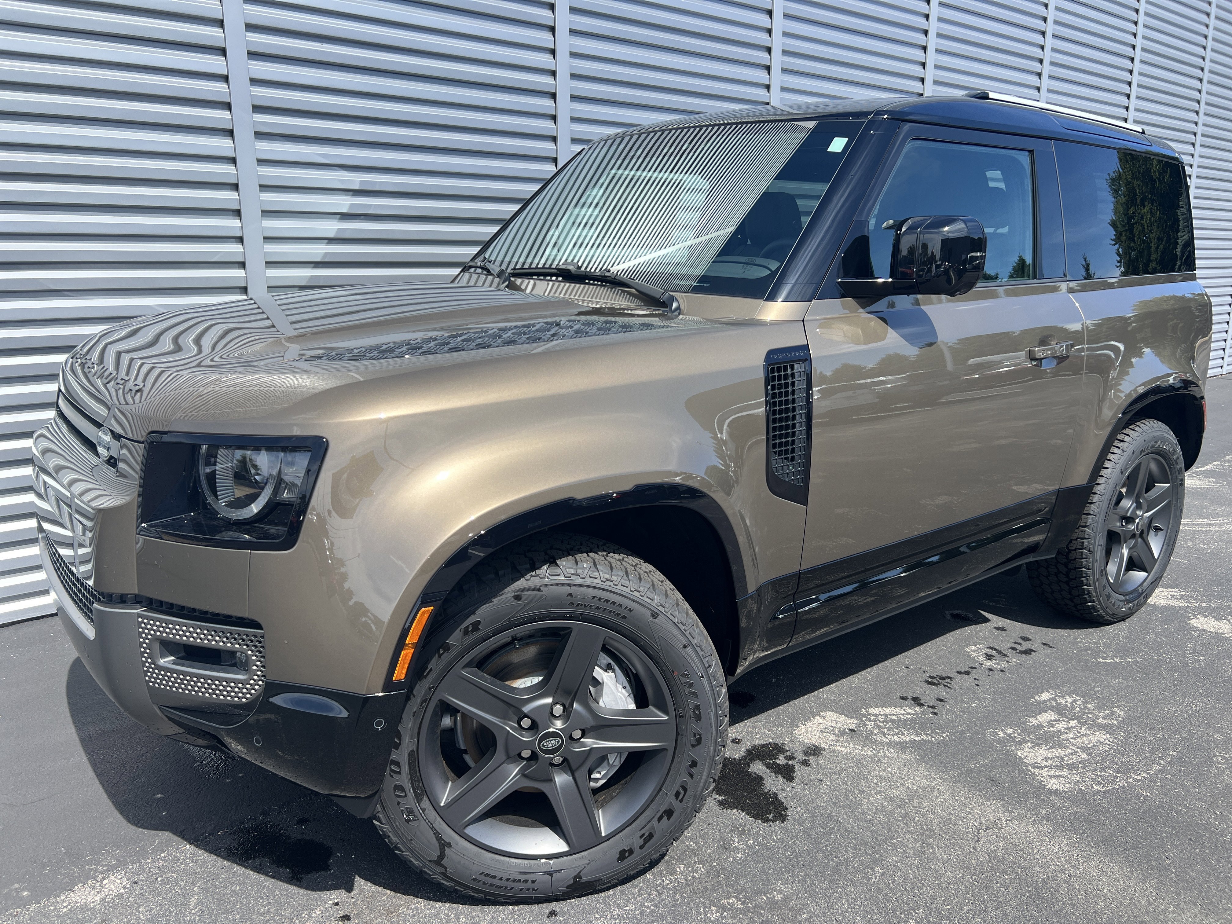 2025 Land Rover Defender X-Dynamic SE's photo