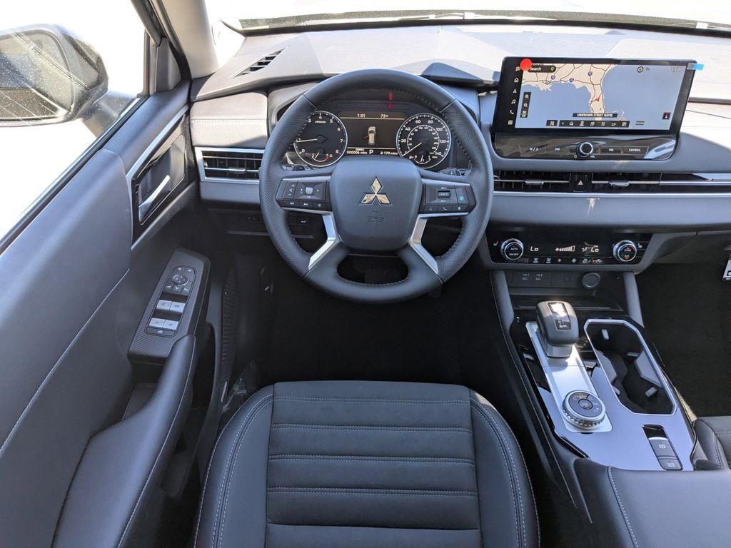 2025 Mitsubishi Outlander SE photo 13