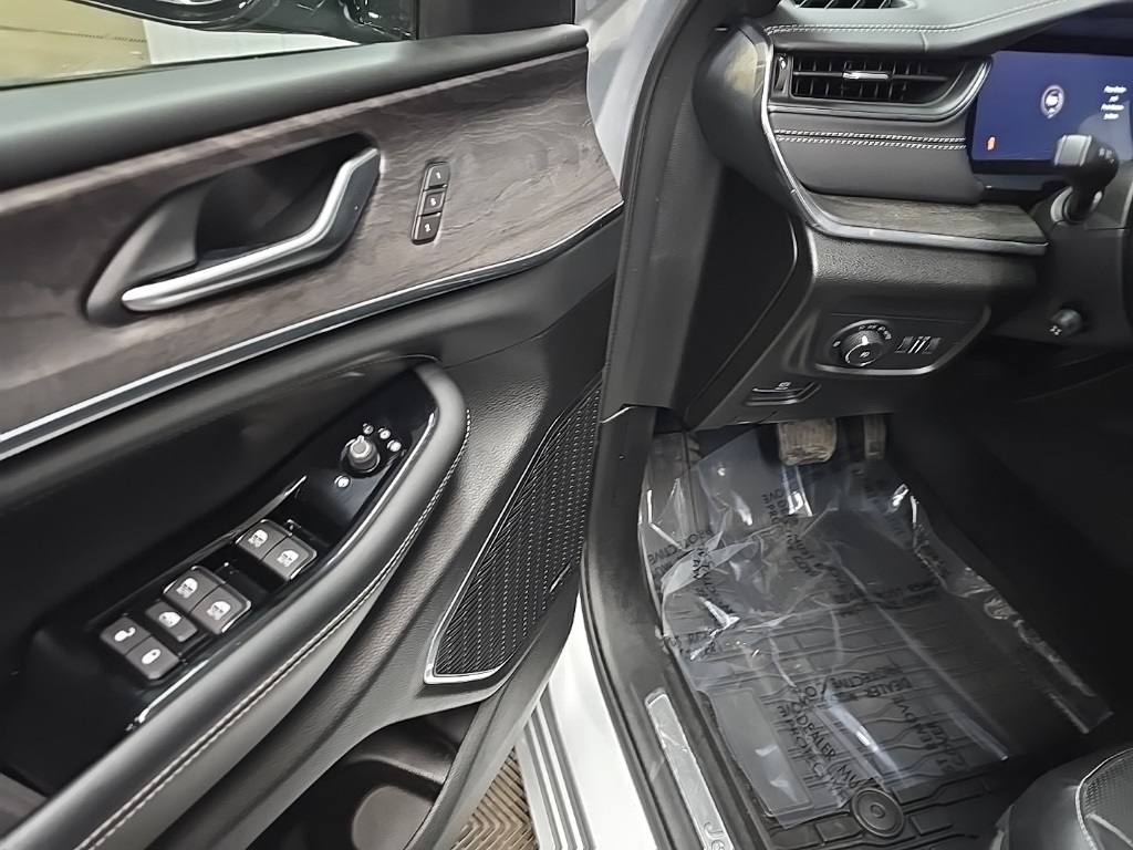2023 Jeep Grand Cherokee Overland photo 29