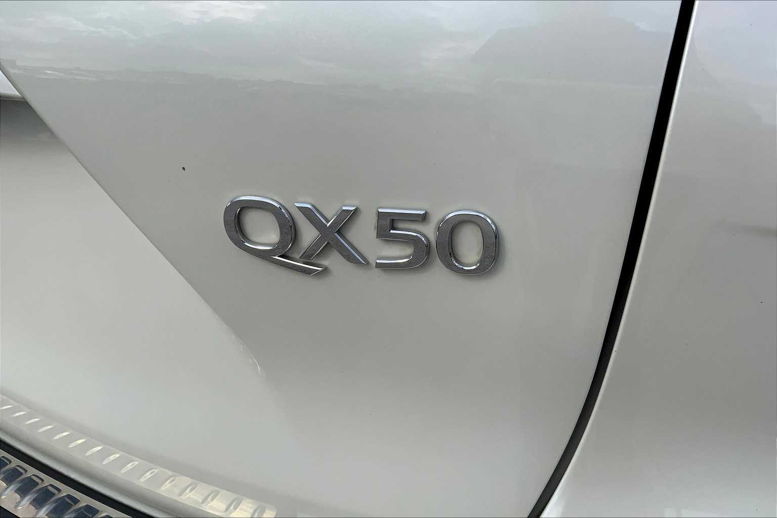 2019 Infiniti QX50 Essential photo 9