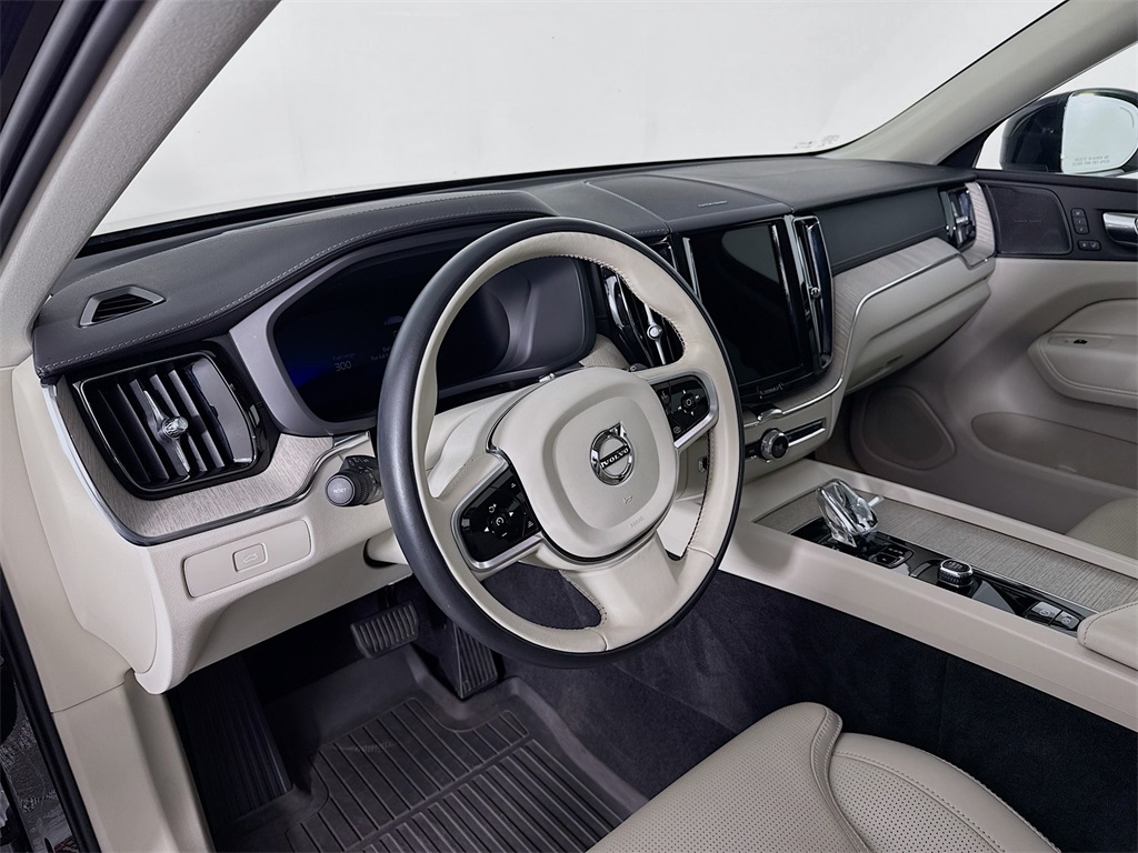2023 Volvo XC60 B5 Ultimate photo 4