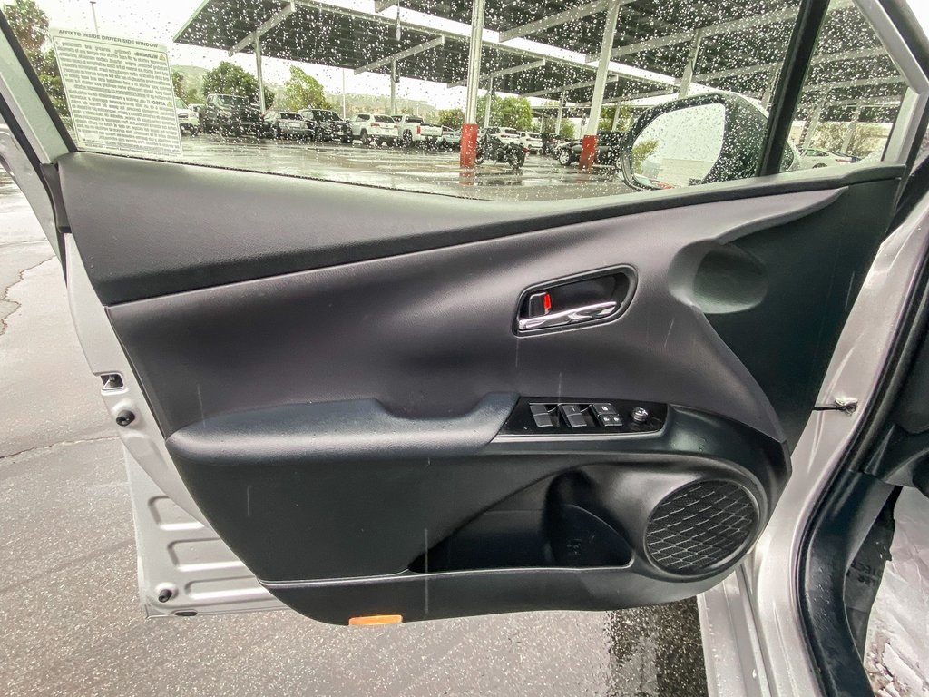 2022 Toyota Prius L photo 18