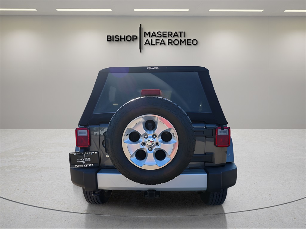 2014 Jeep Wrangler Unlimited Sahara photo 2