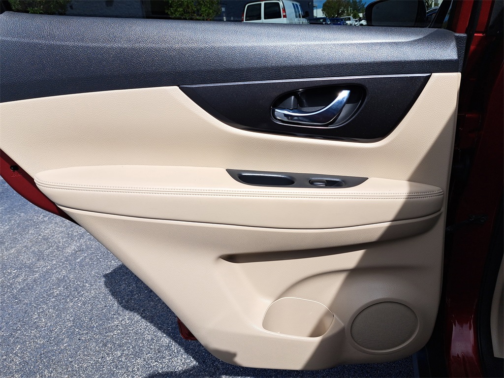 2018 Nissan Rogue SV photo 12