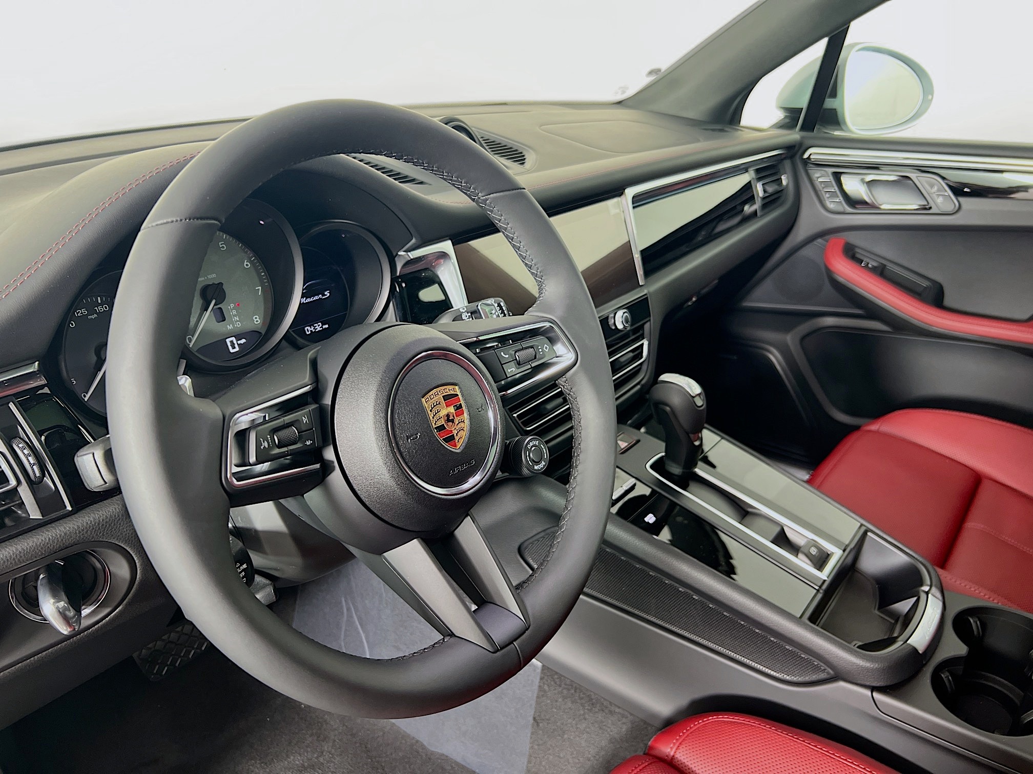 2025 Porsche Macan S photo 4