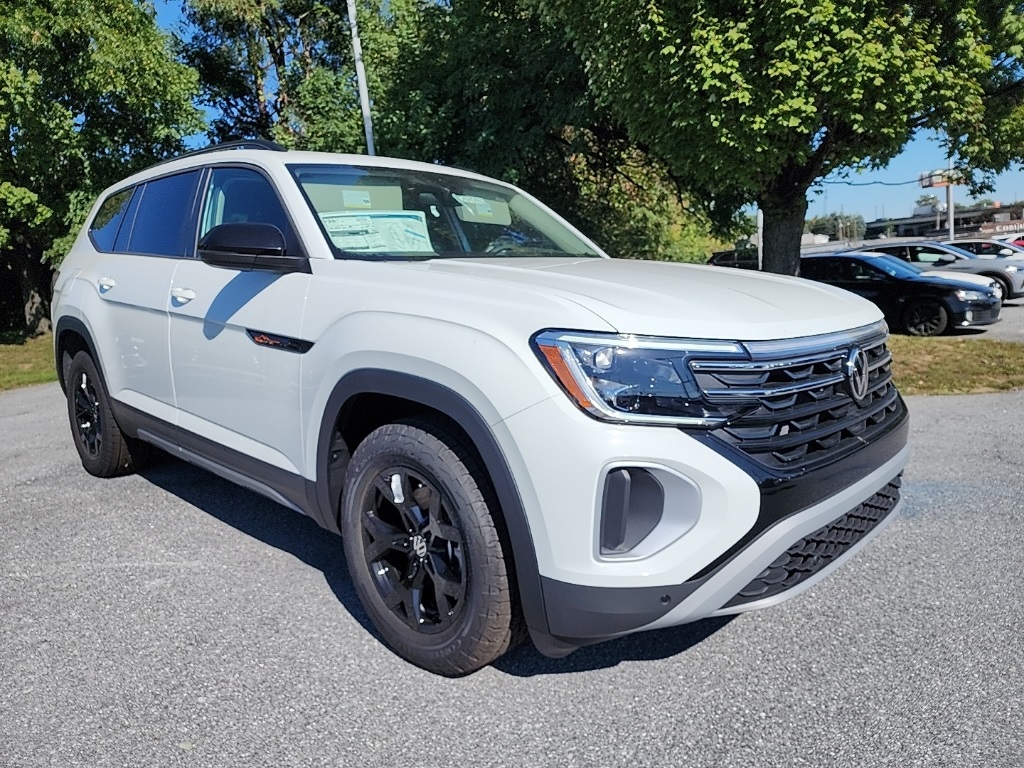 2025 Volkswagen Atlas Peak Edition SE photo 3