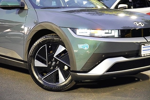 Used 2025 Green Hyundai SEL image 3