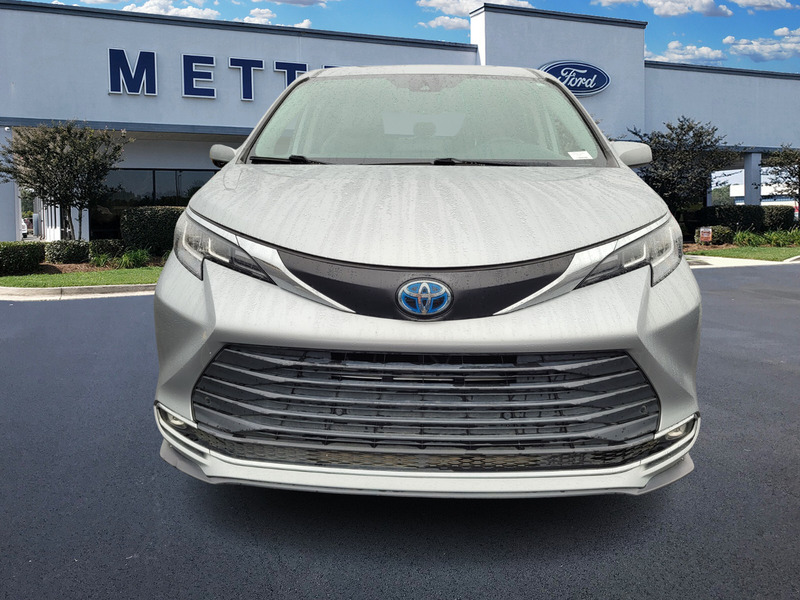 2021 Toyota Sienna XLE photo 2