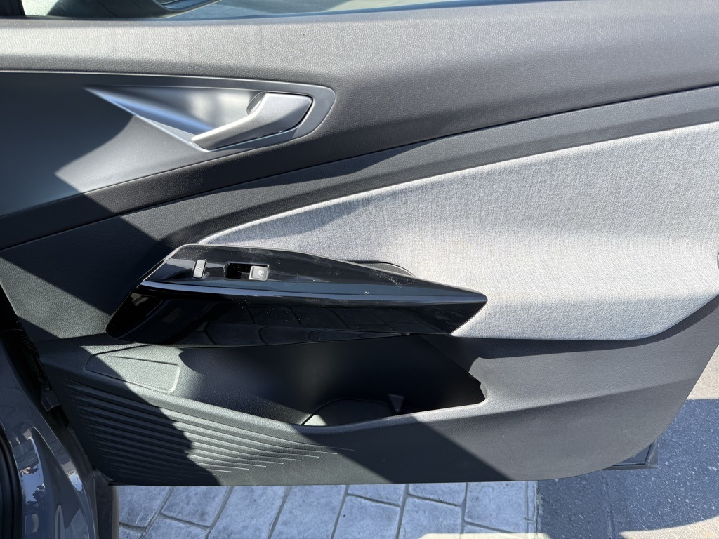2023 Volkswagen ID.4 Pro photo 9