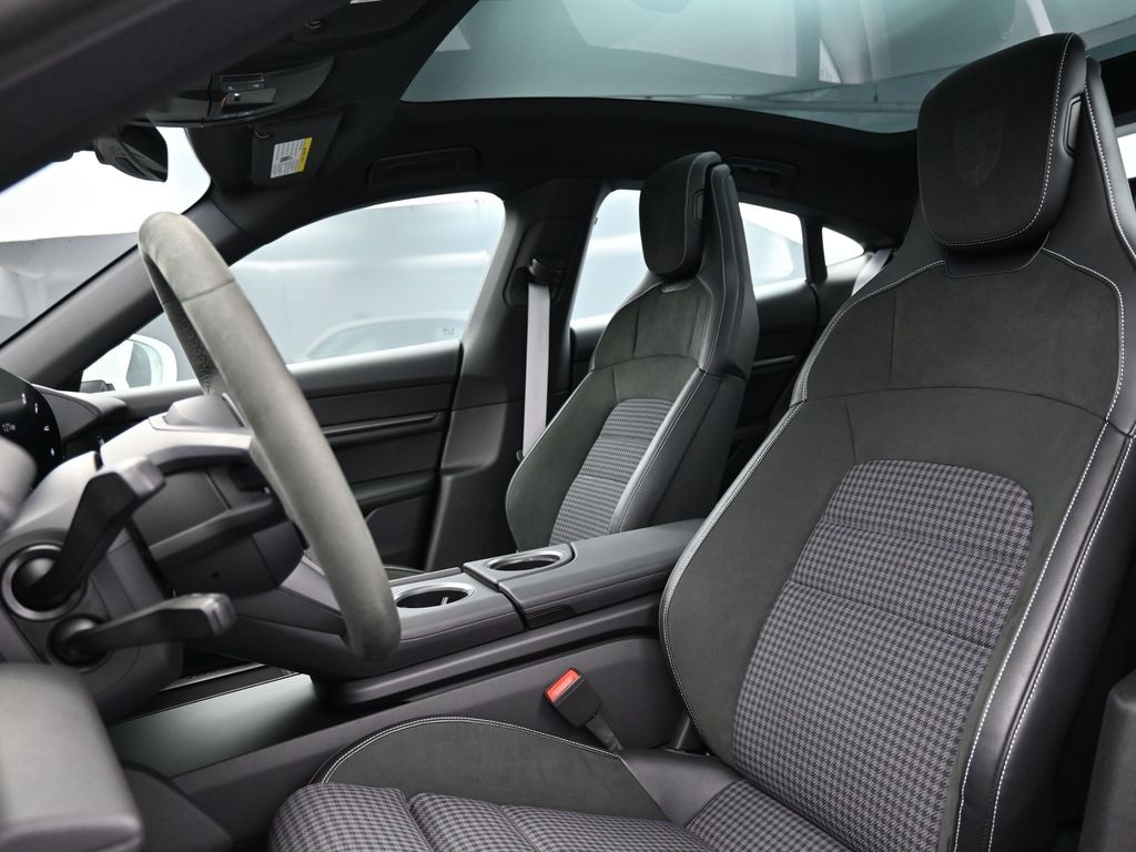 2025 Porsche Taycan Base photo 4